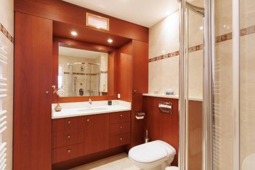 une salle de bain avec toilettes, lavabo et miroir dans l'établissement Fettolina YourHostHelper, à Cannes