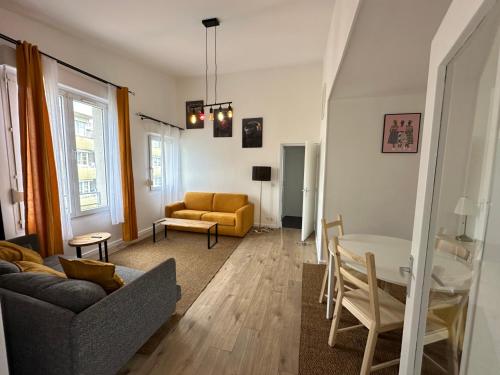 un salon avec un canapé et une table dans l'établissement Elegant 2 Bedroom Apartment with Free Parking Paris St-Denis by Immo Kit BNB, à Saint-Denis