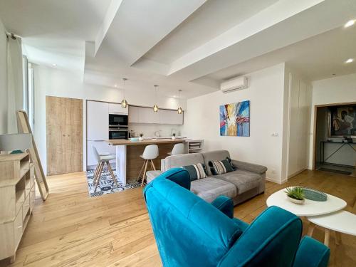 un salon avec un canapé et une table dans l'établissement Casamea - Apt Élégant, Clim, Centre historique, à Ajaccio