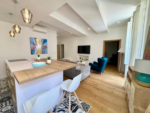 une cuisine et un salon avec un comptoir et des chaises dans l'établissement Casamea - Apt Élégant, Clim, Centre historique, à Ajaccio