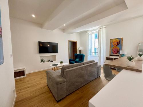 un salon avec un canapé et une table dans l'établissement Casamea - Apt Élégant, Clim, Centre historique, à Ajaccio