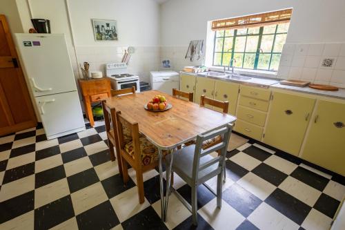 a kitchen with a table with a bowl of fruit on it at Fisaasbos in Tulbagh