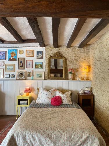 - une chambre avec un lit orné d'une rose rose dans l'établissement La Suzannerie, à Vivoin