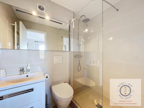 une salle de bains avec douche, toilettes et lavabo dans l'établissement Villa SHALIMAR vue mer et piscine chauffée, à La Croix-Valmer
