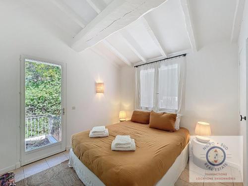 une chambre avec un lit avec deux serviettes dessus dans l'établissement Villa SHALIMAR vue mer et piscine chauffée, à La Croix-Valmer