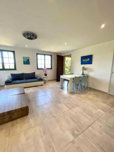 un salon avec un canapé et une table dans l'établissement Bel appartement proche du centre ville, à Santa-Reparata-di-Balagna