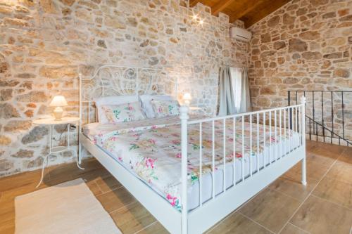 Ένα ή περισσότερα κρεβάτια σε δωμάτιο στο Villa Lucy, a Mediterranean rustic haven, pet friendly