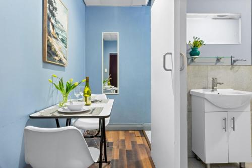 Gambar di galeri bagi Eden On The Bay 68B by Host Agents di Cape Town