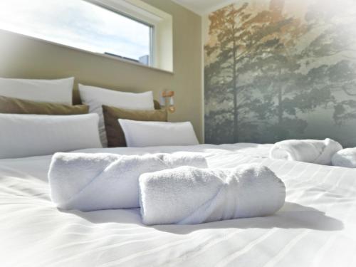 Ένα ή περισσότερα κρεβάτια σε δωμάτιο στο Lychenseevilla mit Seeblick, Wintergarten, Kamin und Sauna