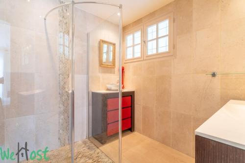 une salle de bain avec une douche en verre et un lavabo dans l'établissement Galice - Villa Familiale Détente Loisirs, à Aix-en-Provence