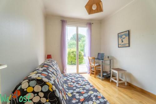 une chambre avec un lit, un bureau et une fenêtre dans l'établissement Galice - Villa Familiale Détente Loisirs, à Aix-en-Provence