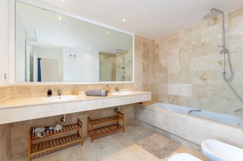 Duplex Apt with Rooftop Terrace Aloha Royal RDR230