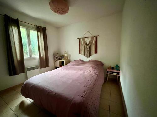 une chambre avec un lit dans une pièce avec une fenêtre dans l'établissement Home with terrace and views!, à Castelnau-de-Guers