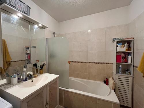une salle de bain avec une baignoire, un lavabo et une douche dans l'établissement Home with terrace and views!, à Castelnau-de-Guers