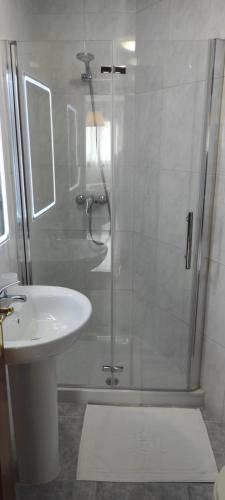 a bathroom with a shower and a sink at Alojamientos Rías Baixas in Vilagarcia de Arousa