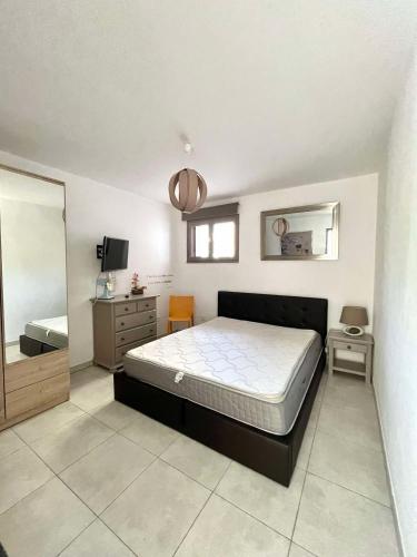 une chambre avec un lit, un lavabo et un miroir dans l'établissement Bel appartement au calme, à Santa-Reparata-di-Balagna