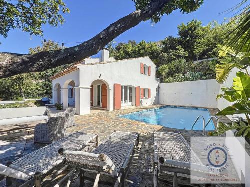 une villa avec piscine et une maison dans l'établissement Villa SHALIMAR vue mer et piscine chauffée, à La Croix-Valmer