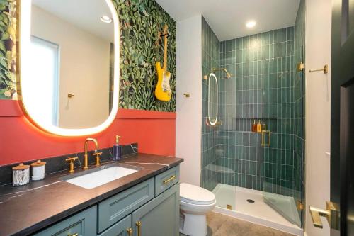 a bathroom with a toilet and a sink and a shower at Giddy Up On Music Row Hot Tub 15mi To Bway in Nashville