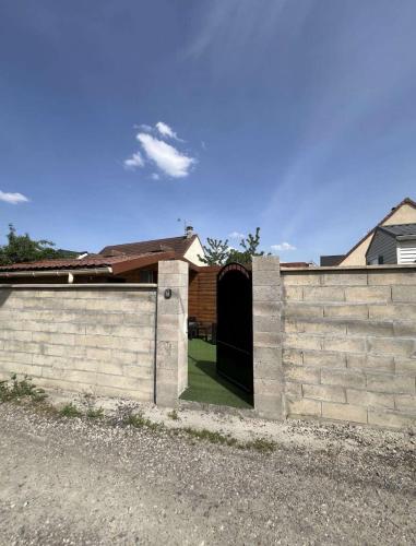 Photo de la galerie de l'établissement Petite maison avec jacuzzi et jardin, à Montigny-lès-Cormeilles