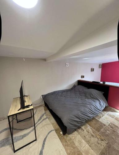 Photo de la galerie de l'établissement Petite maison avec jacuzzi et jardin, à Montigny-lès-Cormeilles