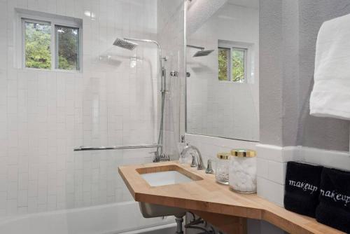 Ванная комната в Private Cottage W Hot Tub & Fire Pit 17mi To Dt