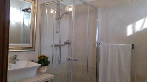 A bathroom at Al Pic de Corone