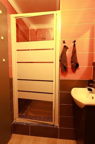 une salle de bain avec douche et lavabo dans l'établissement AERO Nice, à Nice