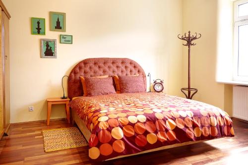 sypialnia z dużym łóżkiem w pokoju w obiekcie Lovely Funky Flat near Royal Park w Warszawie