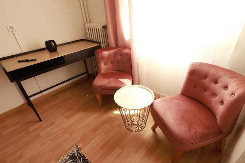 Cette chambre comprend un bureau, 2 chaises et une table. dans l'établissement AERO Nice, à Nice