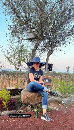 Επισκέπτες που μένουν στο El Gato Glamping con vista a prismas basálticos