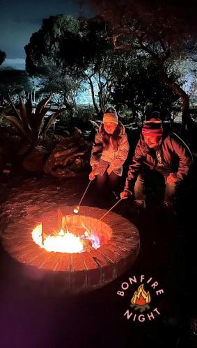 Επισκέπτες που μένουν στο El Gato Glamping con vista a prismas basálticos
