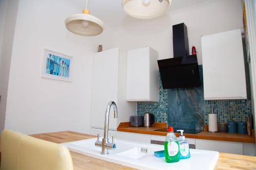 Η κουζίνα ή μικρή κουζίνα στο Bournemouth high street - large 3BR in historical house, 4-5 beds - Groups - Contractors - Families up to 7ppl