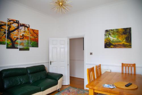 Χώρος καθιστικού στο Bournemouth high street - large 3BR in historical house, 4-5 beds - Groups - Contractors - Families up to 7ppl