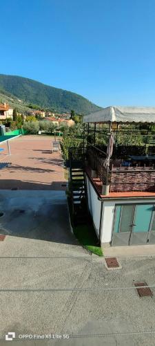 a building with a roof with a table and chairs at La tenuta di Eva in Pisa