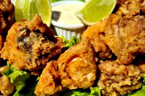 a plate of fried food with lettuce and lime slices at Atlantic Palace Family inn in Aquiraz