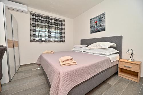 Ένα ή περισσότερα κρεβάτια σε δωμάτιο στο Holiday house Sara with heated pool