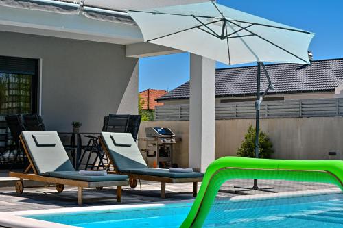Πισίνα στο ή κοντά στο Holiday house Sara with heated pool