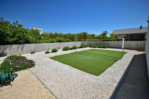 Κήπος έξω από το Holiday house Sara with heated pool