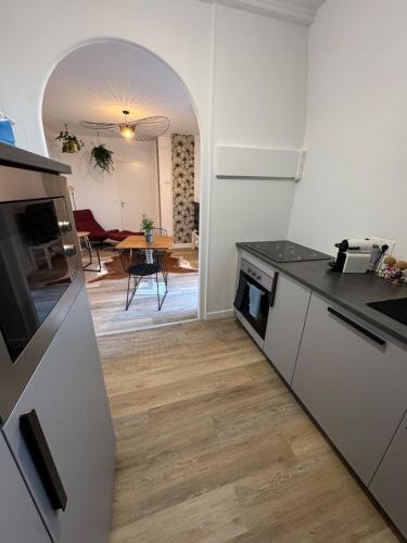 une cuisine avec un comptoir et une salle à manger dans l'établissement Rio, Hyper center, Proche Gare, à Reims