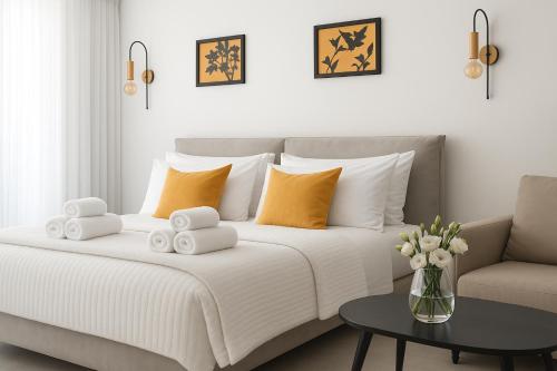 a bedroom with a bed with towels on it at סי סייד אילת חדר משפחתי מפנק עם נוף לים in Eilat