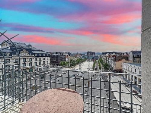 a view of a city street with a cloudy sky at Vue Imprenable Jaude Duplex Tout Confort - Clim in Clermont-Ferrand