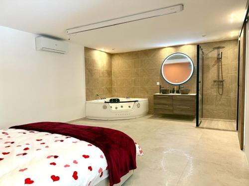 La salle de bains est pourvue d'un lit, d'une baignoire et d'un lavabo. dans l'établissement Appartment Jacuzzi in Cannes, à Cannes