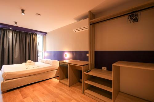 Ένα ή περισσότερα κρεβάτια σε δωμάτιο στο Grandstay Studios