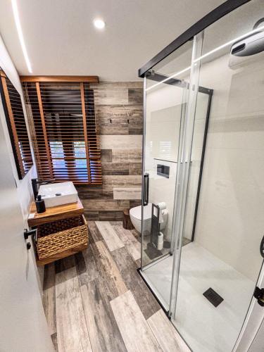 a bathroom with a glass shower and a toilet at Casa do Pichón in Camariñas
