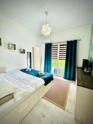 une chambre avec un grand lit avec des rideaux bleus dans l'établissement Lovely Riviera Apartment, à Nice