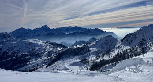 a view of a snowy mountain range with mountains at Binter Haus -Rattendorf in Rattendorf