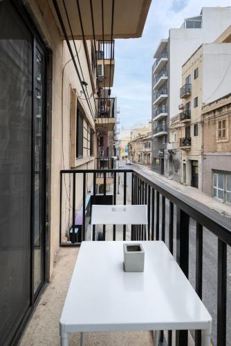 Μπαλκόνι ή βεράντα στο Modern Ensuite Rooms in Shared Apartment Near Balluta Bay Sliema Gzira
