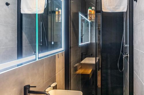 维也纳SUPERIOR DESIGN APARTMENT by JR City Apartments的浴室配有淋浴和洗手池