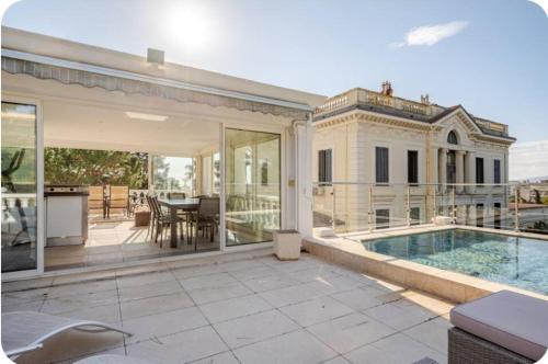 une maison avec une piscine sur une terrasse dans l'établissement Villa cannes vue mer centre croisette 5 min du palais des festival, à Cannes