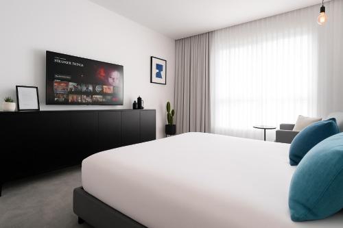 En eller flere senge i et værelse på סי סייד אילת חדר משפחתי מפנק עם נוף לים